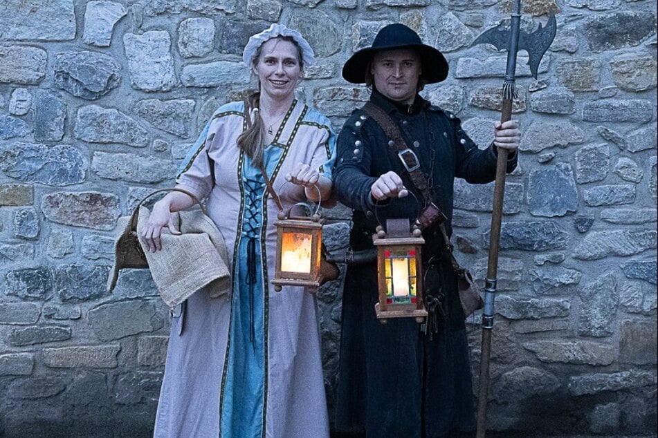 Der Nachtwächter verrät bei der Tour unter anderem, was es mit dem alten Hexenturm auf sich hat.