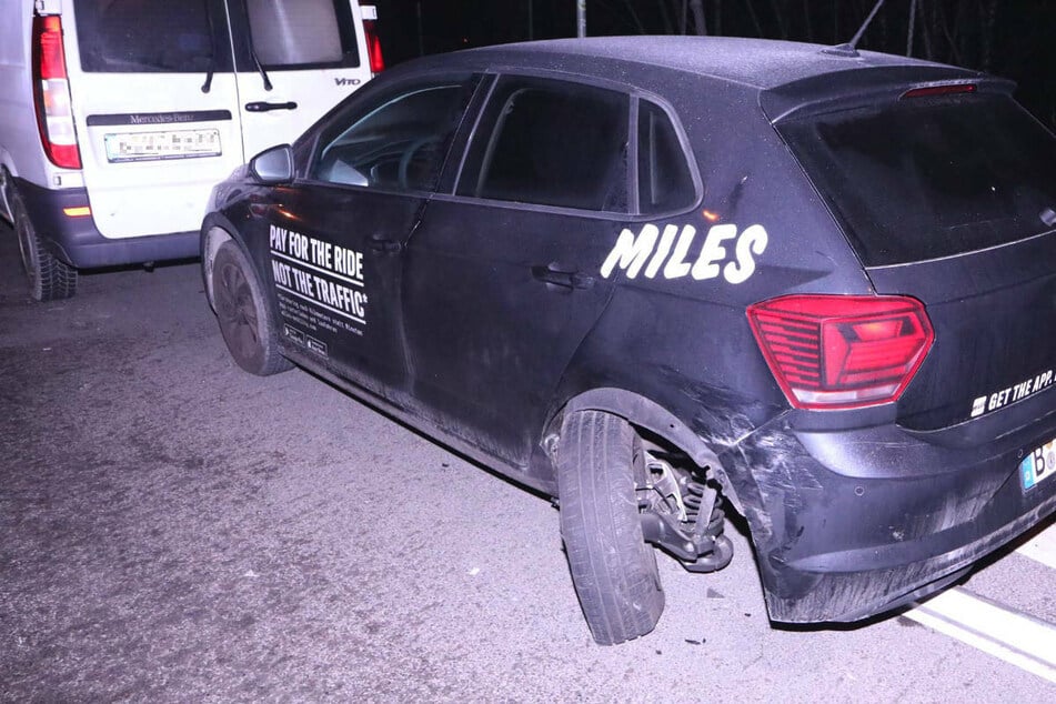 Diesen VW-Mietwagen hat der Suff-Fahrer bei seinem Crash stark beschädigt. Auch der davor geparkte Mercedes-Kleintransporter soll in Mitleidenschaft gezogen worden sein.