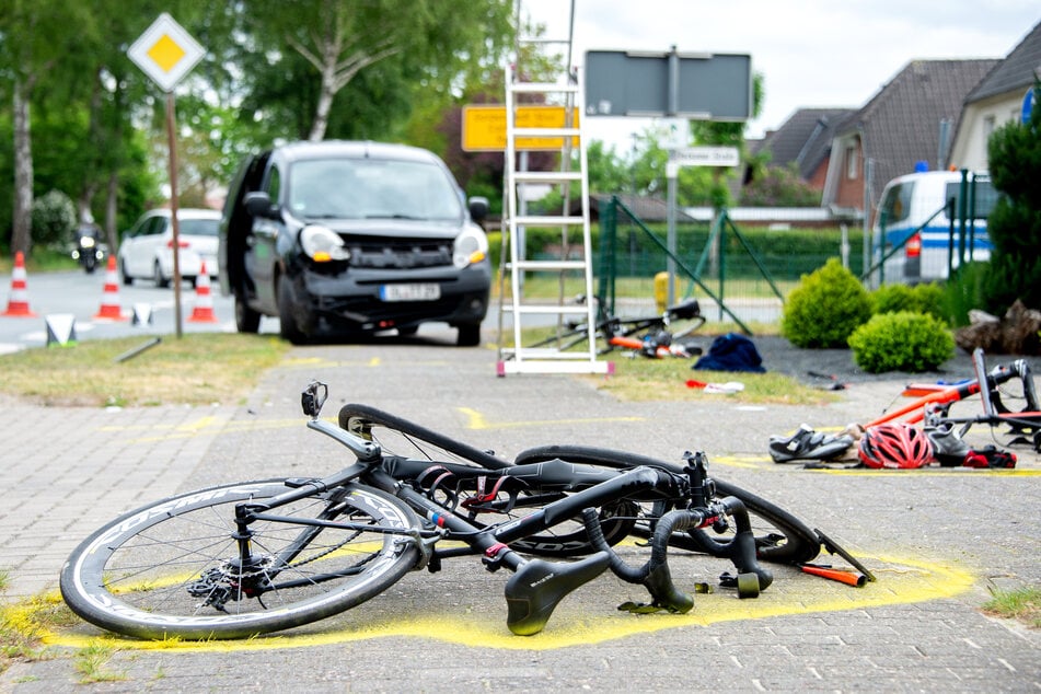 Auch die zwei Insassen in dem Fahrzeug wurden verletzt.