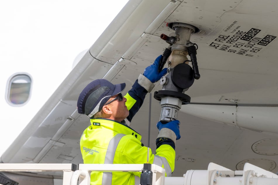 Auftanken ohne Publikumsverkehr: Flughafen-Tankwart Stephan Herrmann (46) darf den Stutzen erst dann am Tragflächentank anflanschen, wenn alle Passagiere die Maschine verlassen haben.