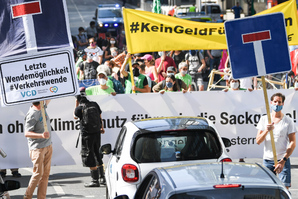 Die Demonstranten blockierten den Berufsverkehr auf der Neuen Mainzer Straße im Frankfurter Bankenviertel.