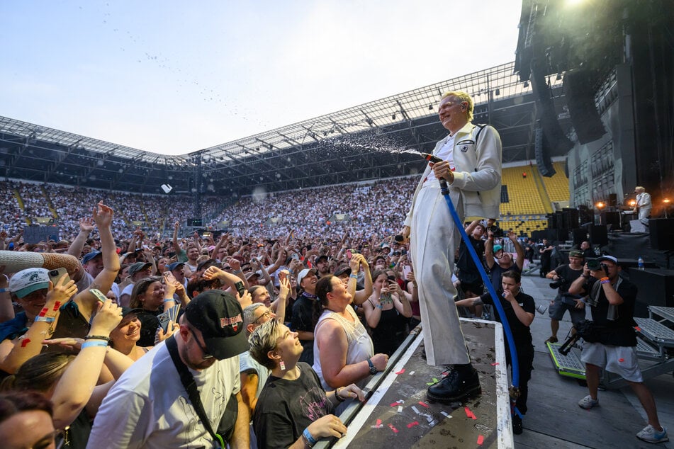 Kraftklub, hier beim Konzert im Juni in Dresden, gehen 2027 wieder auf Tour.