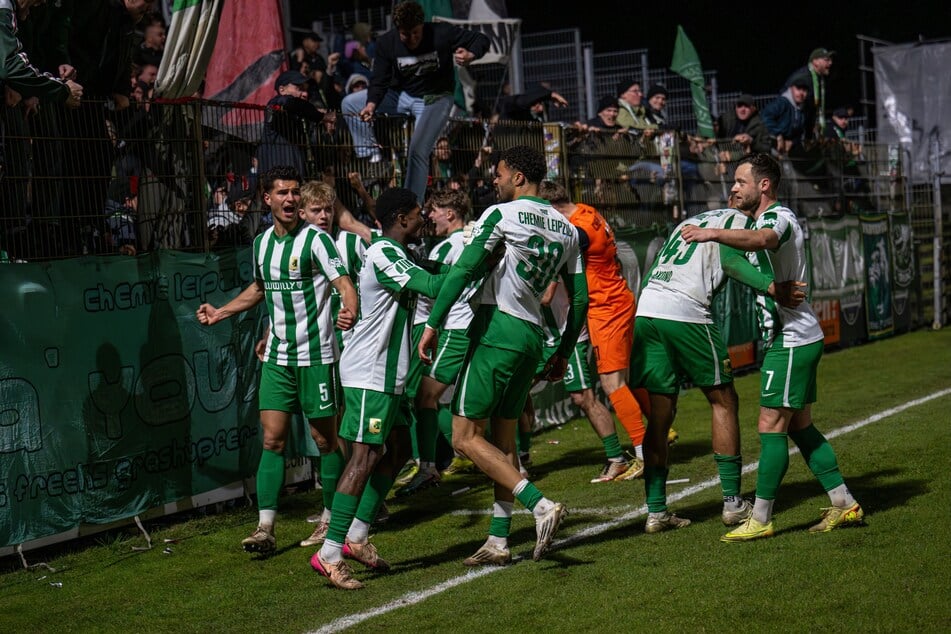 Grenzenloser Jubel bei der BSG Chemie Leipzig nach dem ganzen späten Ausgleichstreffer am Donnerstagabend bei der VSG Altglienicke.