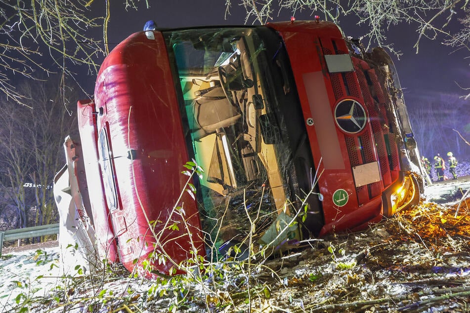 Der Lkw landete auf der Beifahrerseite.