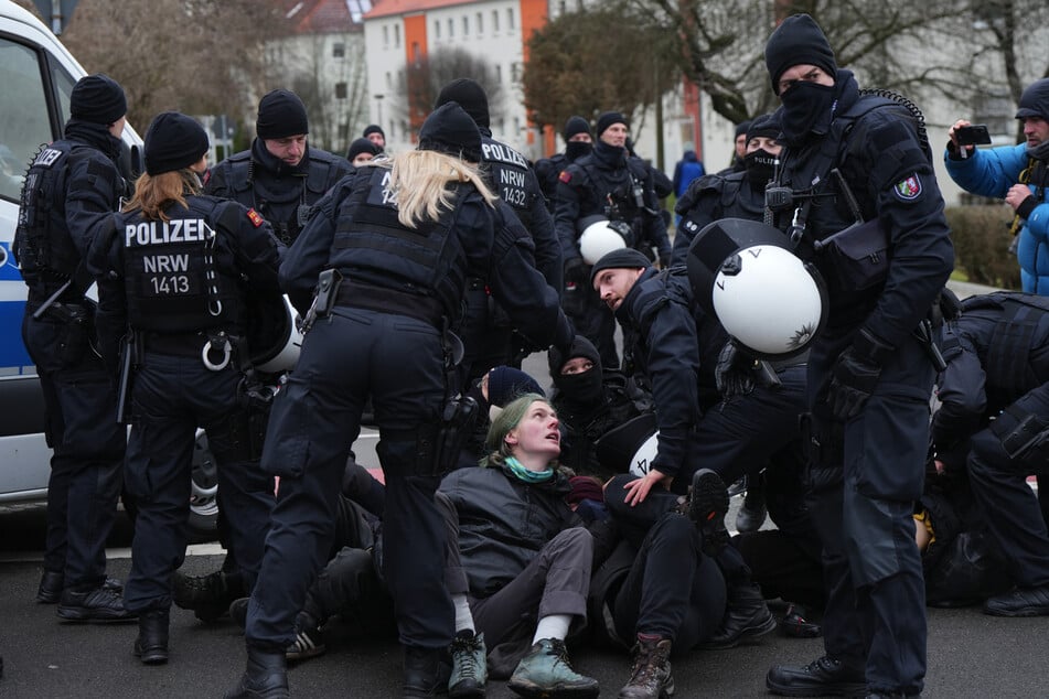 Eine Sitzblockade an der Pausitzer Straße/Drosselweg rief die Polizei auf den Plan.