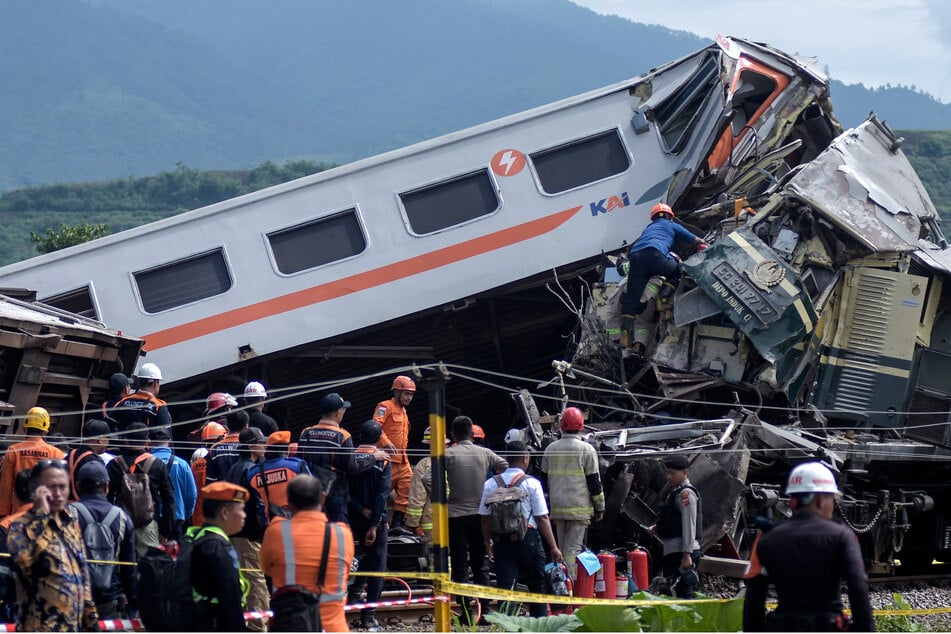 Drei Tote, fast 30 Verletzte: Züge mit hunderten Insassen prallen frontal zusammen