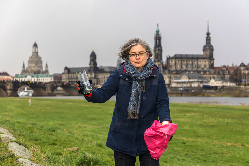 Half selbst schon mit: Umweltbürgermeisterin Eva Jähnigen (58, Grüne) musste nun die Anmeldung für die Elbwiesenreinigung stoppen.