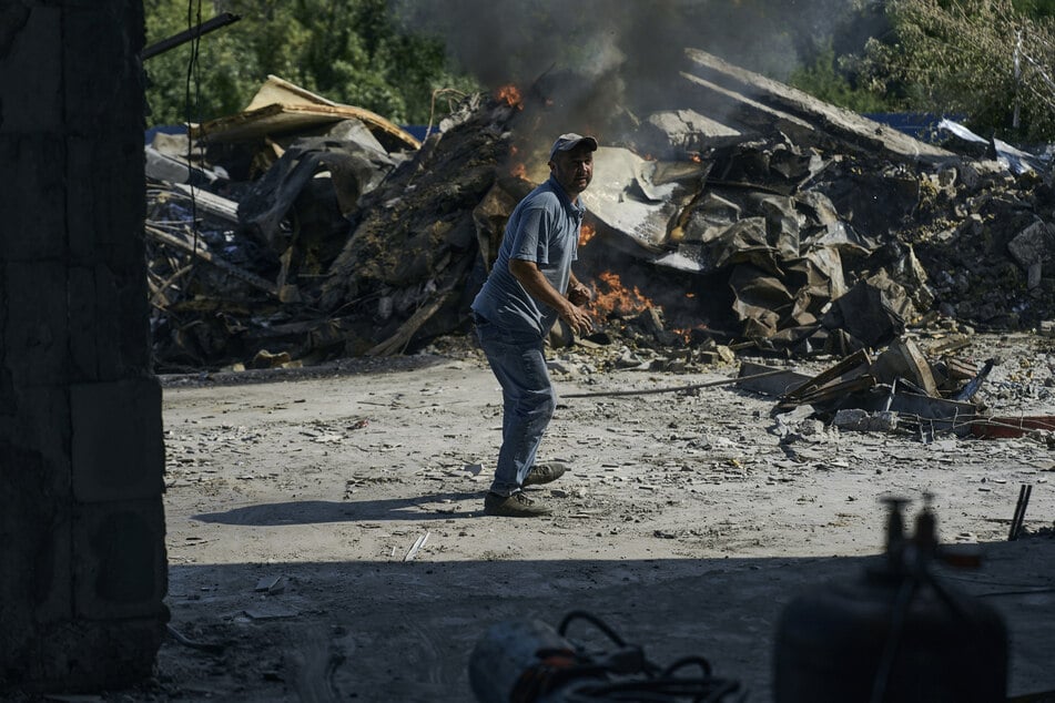 Ein Anwohner steht inmitten von Trümmern nach einem Angriff in der Nähe seines Hauses in Kramatorsk.