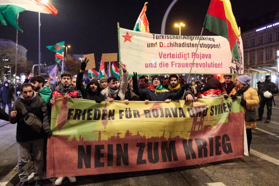 Rund 2000 Menschen nahmen am Mittwochabend an einer Kurden-Demo in Hamburg teil.
