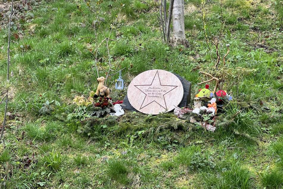 Drei Jahre nach dem schrecklichen Fund wurde das tote Mädchen auf dem Friedhof in Geschwenda beerdigt.