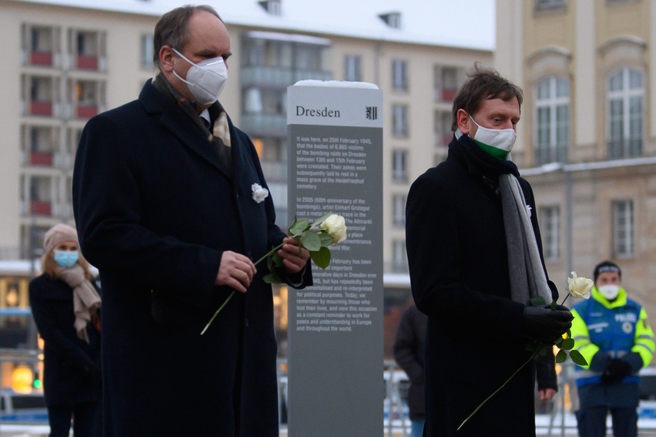 OB Dirk Hilbert (52, FDP) und Ministerpräsident Michael Kretschmer (48, CDU) am 13. Februar 2021 auf dem Altmarkt. Im Hintergrund ist die Stele zu sehen, die im Februar 2020 in Ergänzung des Mahnmals angebracht worden war.