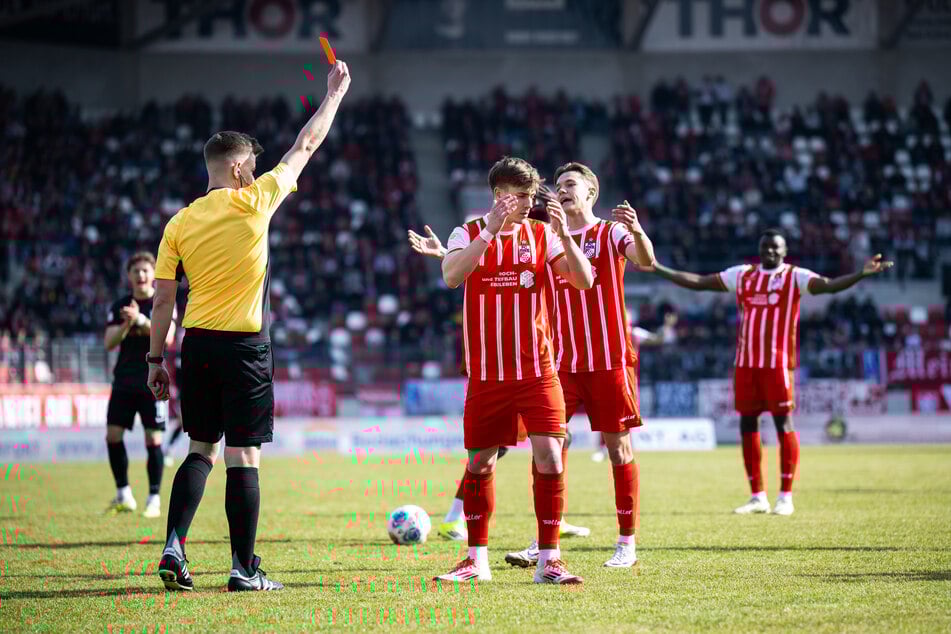 Laurenz Dehl sah früh die rote Karte.