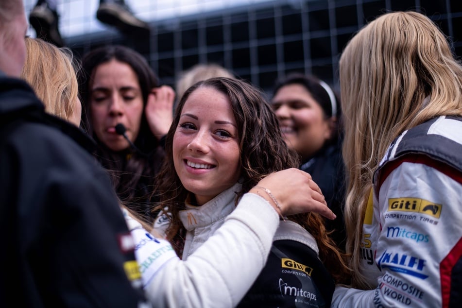 Carrie Schreiner (24, M.) freut sich über einen Podiumsplatz beim ADAC-Total-Energies-Rennen.