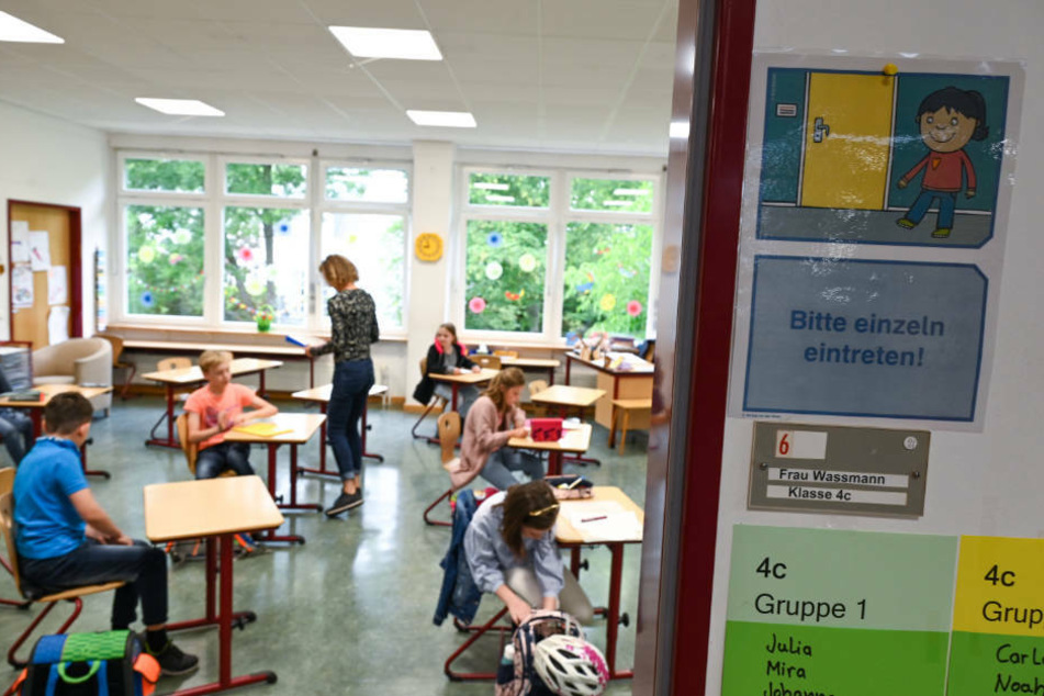 Die neuen Hygiene-Regeln sehen vor, dass ein Klassenraum mindestens alle 45 Minuten gelüftet werden muss.