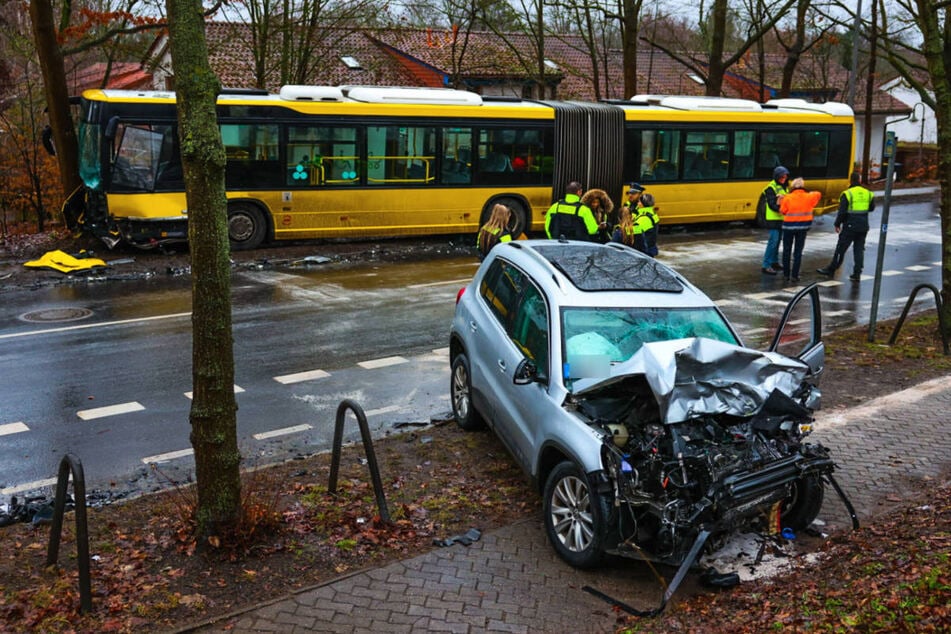 Der Bus ist frontal mit einem SUV zusammengestoßen.