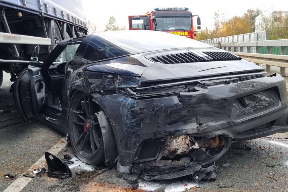 Der Porschefahrer musste von Feuerwehrleuten aus seinem demolierten Fahrzeug befreit werden.