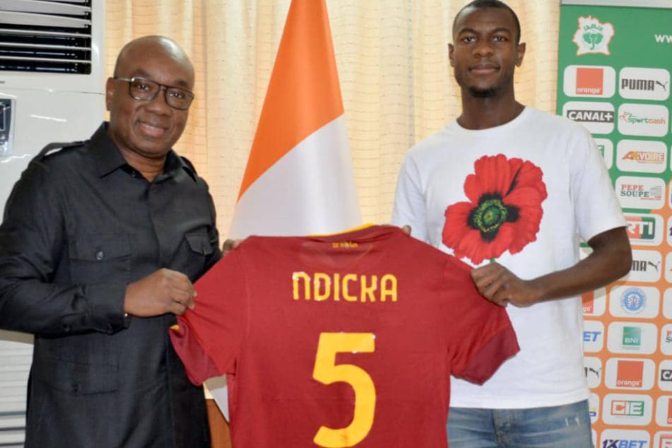 Ex-Eintrachtler Evan Ndicka (23, r.) verschenkte das Trikot seines vermeintlich neuen Arbeitgebers, der AS Rom, an den Präsidenten des ivorischen Fußballverbandes, Yacine Idriss Diallo (62).