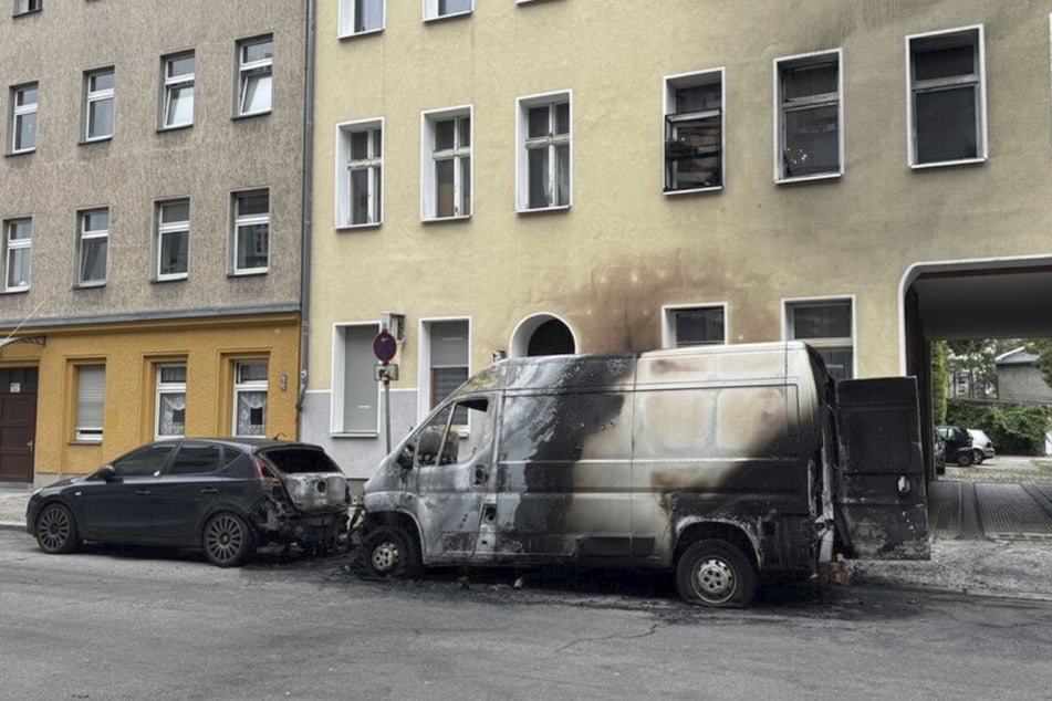 Berlin: Mitten in der Nacht: Transporter in Spandau abgefackelt