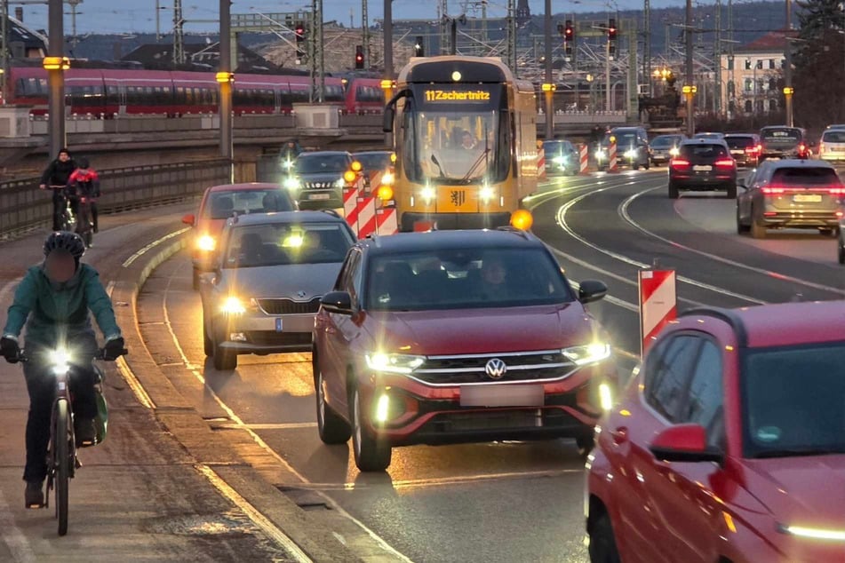 Da während der Adventszeit eine Fahrspur für Autofahrer wegfiel, staute sich der Verkehr im Umfeld der Marienbrücke.