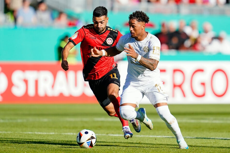 Voller Einsatz! Wiesbadens Tarik Gözüsirin (l.) und Mainz-Kicker Armindo Sieb kämpfen um den Ball.