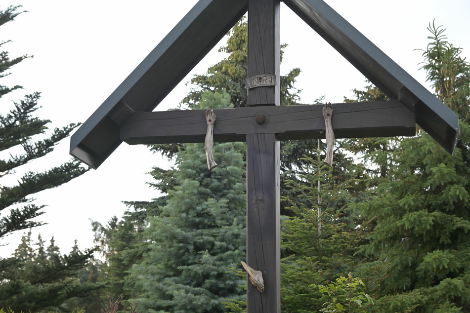 Frevel: Die Jesus-Diebe rissen am Kreuz die Hände ab.