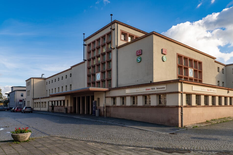 In die alte Bahnhofsgaststätte im linken Teil des Gebäudes zieht der Jugendbahnhof ein.