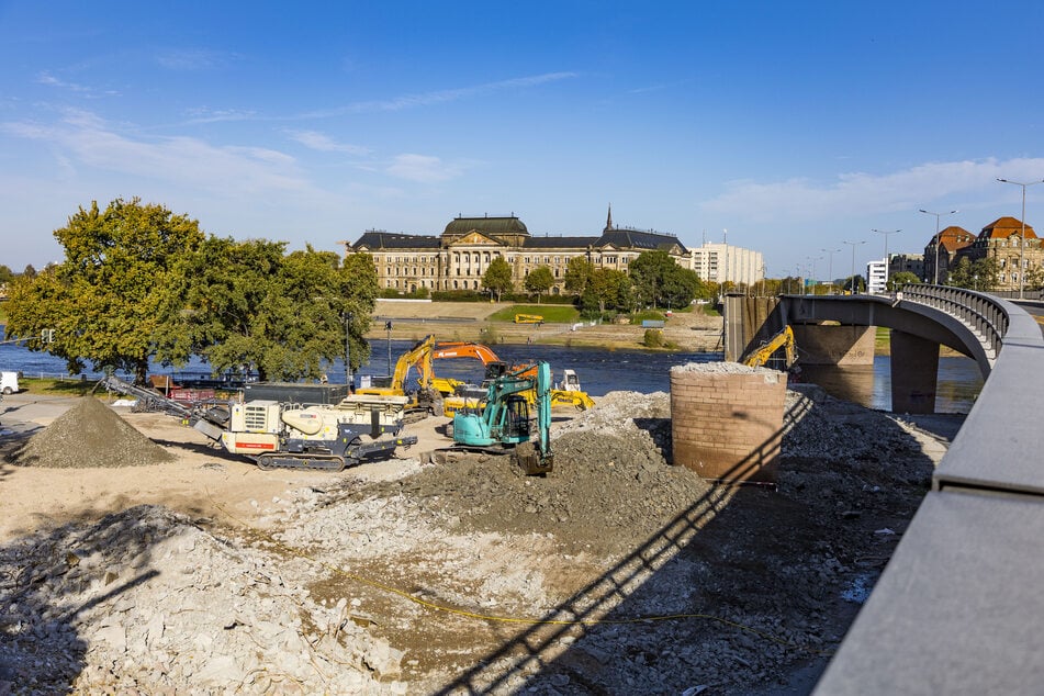 Diese mobile Brechanlage hilft beim Zerkleinern und Recyceln größere Trümmerteile.