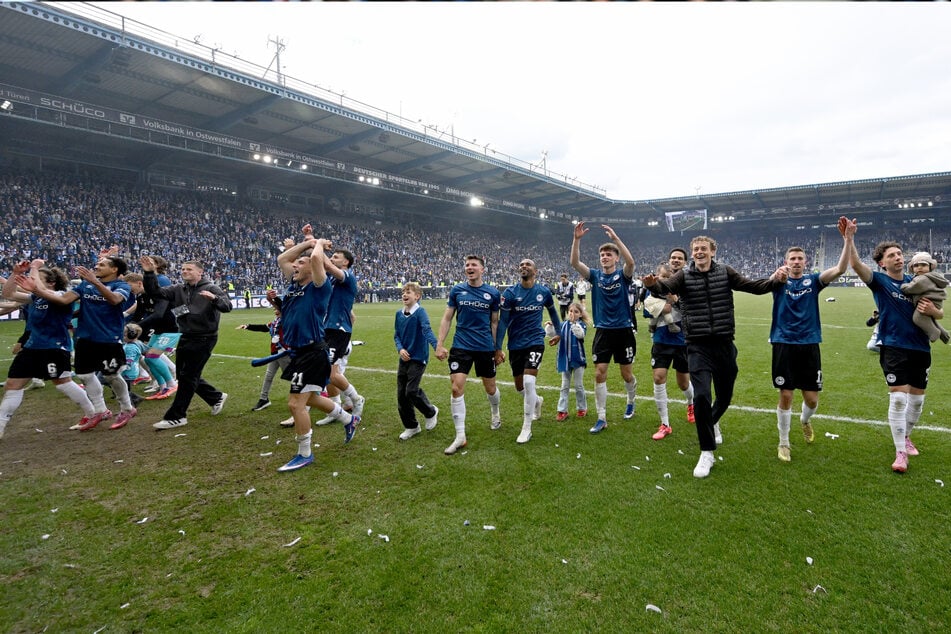Bielefeld feiert nach der Gala den Klassenerhalt.