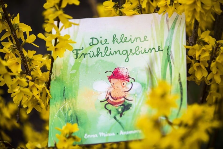 Die "Frühlingsbiene" Millie fliegt seit 2020 zu ihren kleinen Fans und großen Vorlesern.