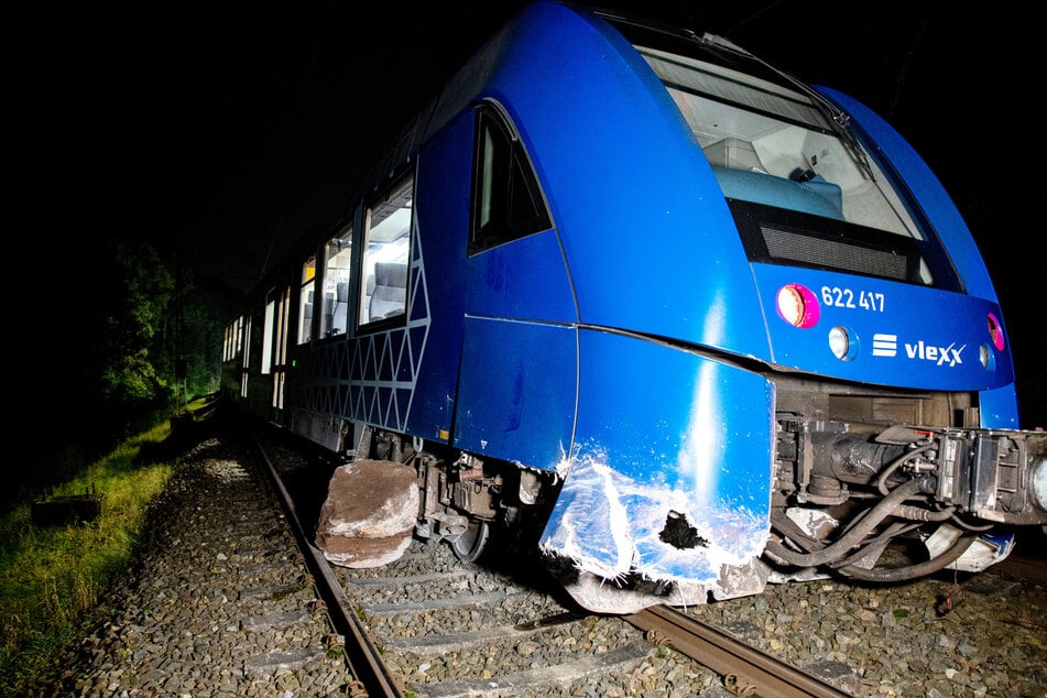 Schock an Bord von Regionalbahn: Zug kracht gegen Felsbrocken und entgleist