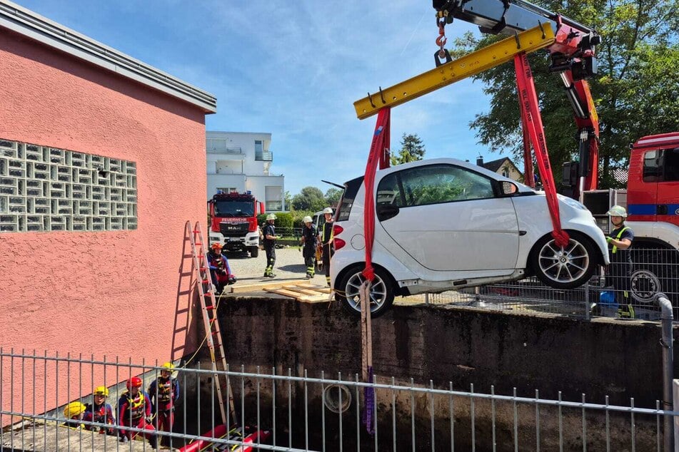 Ein Kran hob das Auto schließlich nach oben.