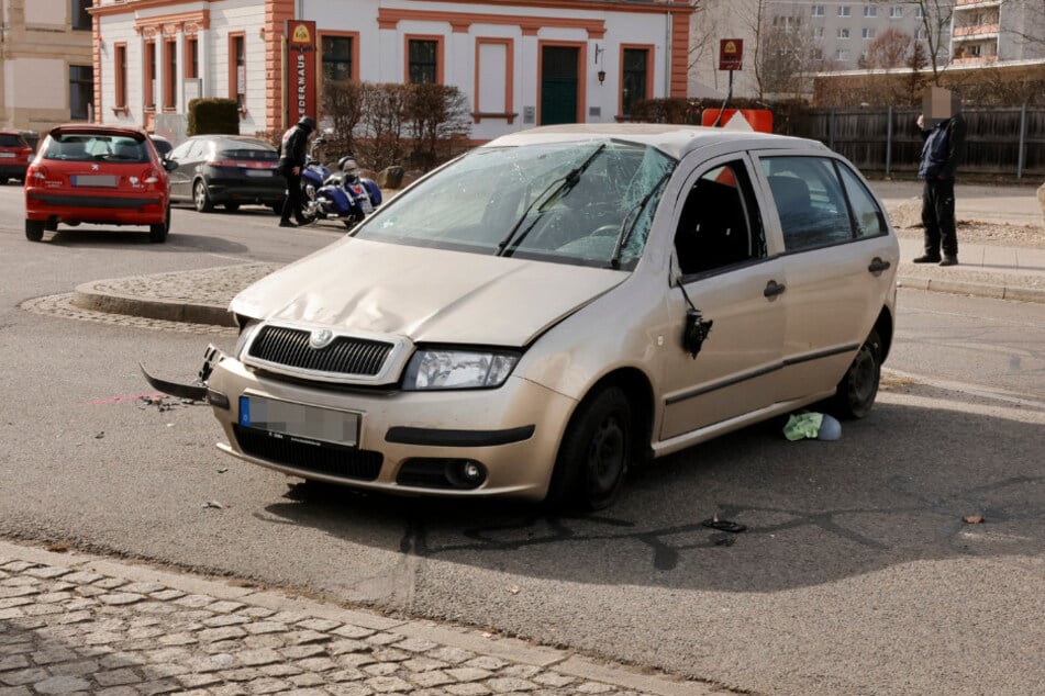Der Škoda musste nach dem Unfall abgeschleppt werden.