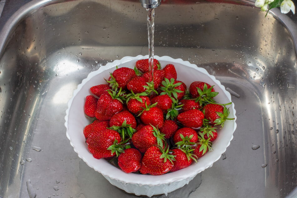 Erdbeeren in stehendem Wasser zu waschen, schont sie am meisten.