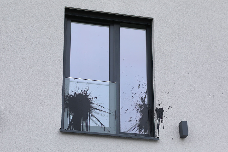 Fenster wurden durch den Angriff beschädigt.