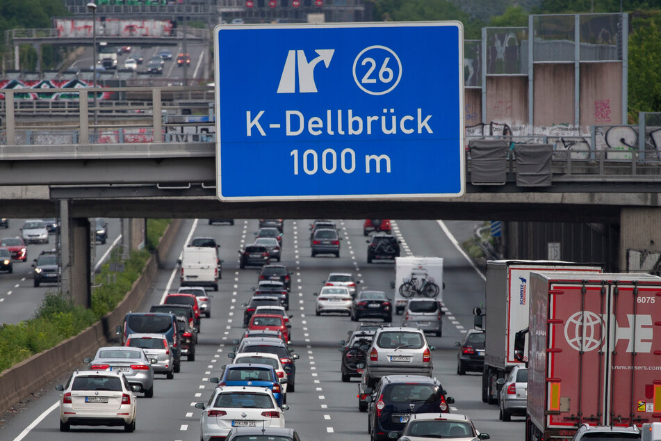 Weil die Fahrbahndecke an der Abfahrt Köln-Dellbrück bei einem Unfall beschädigt wurde, müssen in dieser Woche Reparaturarbeiten durchgeführt werden.