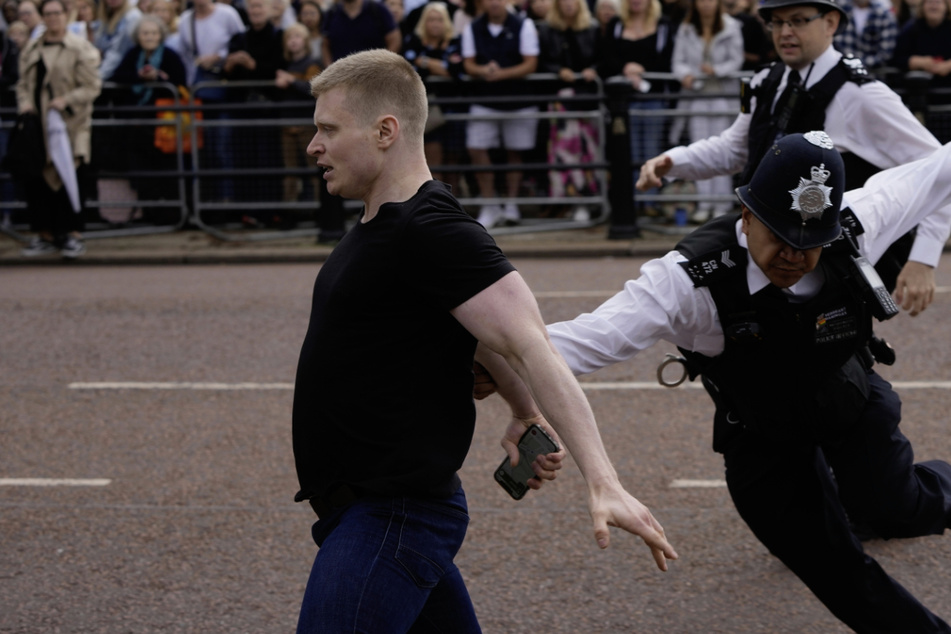 Festnahme am Buckingham-Palast: Mann überspringt Absperrung