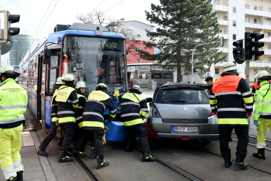 Die Feuerwehr schob die Tram nach hinten um besser arbeiten zu können.