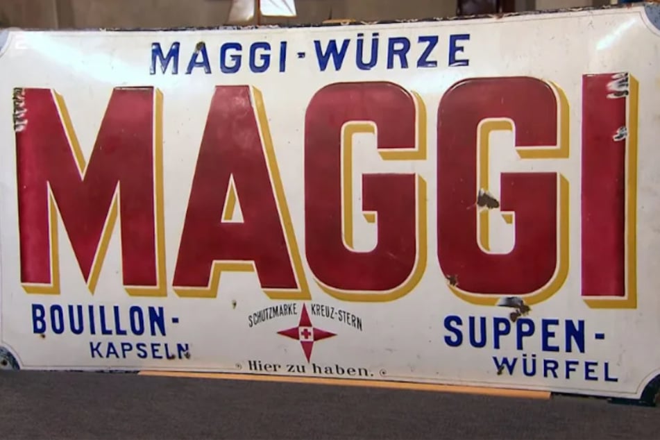 Das Emailleschild mit dem "Maggi"-Schriftzug ist laut ZDF-Experte Sven Deutschmanek (48) in einer Zeit zwischen 1900 und 1910 entstanden.