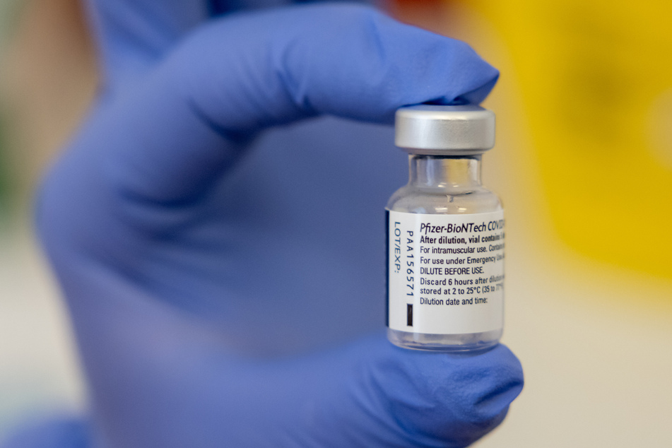 Aus einer Impf-Station im sächsischen Sankt Egidien verschwand am Sonntag eine Ampulle des Corona-Impfstoffs von Biontech (Symbolbild).