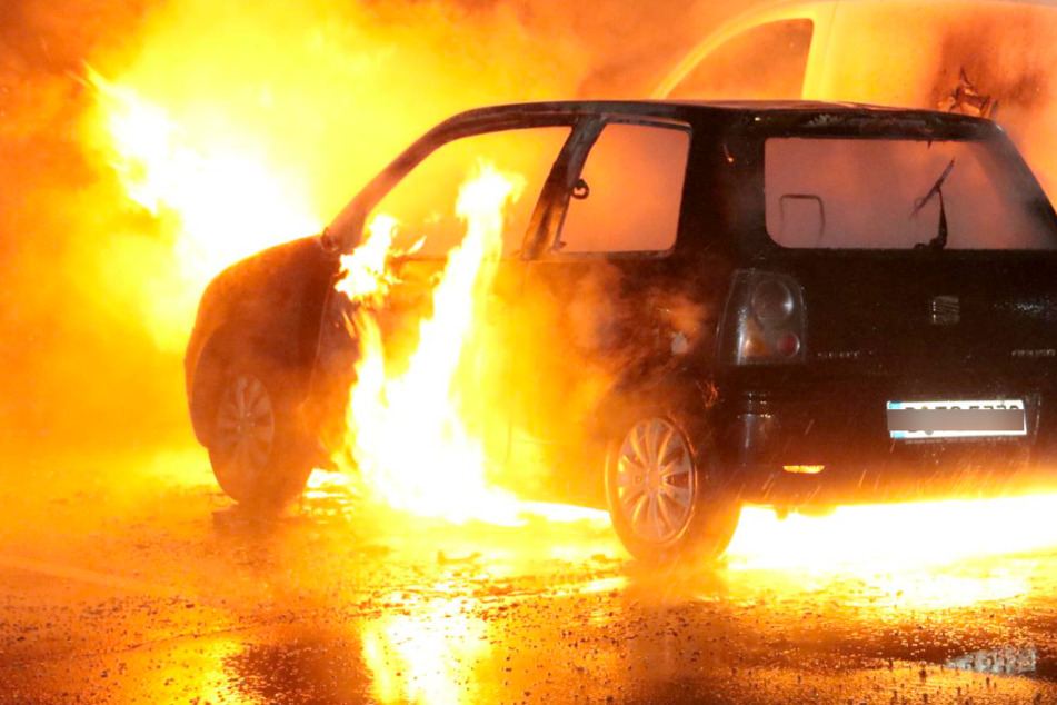 Am Hindenburgdamm in Lichterfelde brannte ein Auto.