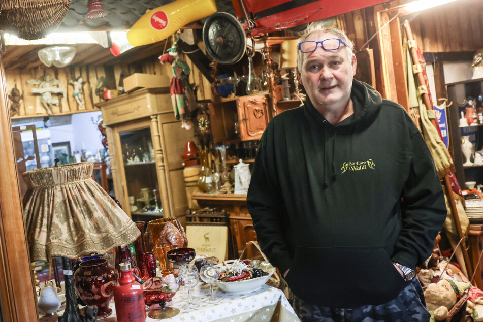 Walter "Waldi" Lehnertz in seinem Geschäft in der Eifel. Als Händler bei "Bares für Rares" macht sich der 57-Jährige seit 2013 einen Namen als "80-Euro-Waldi".