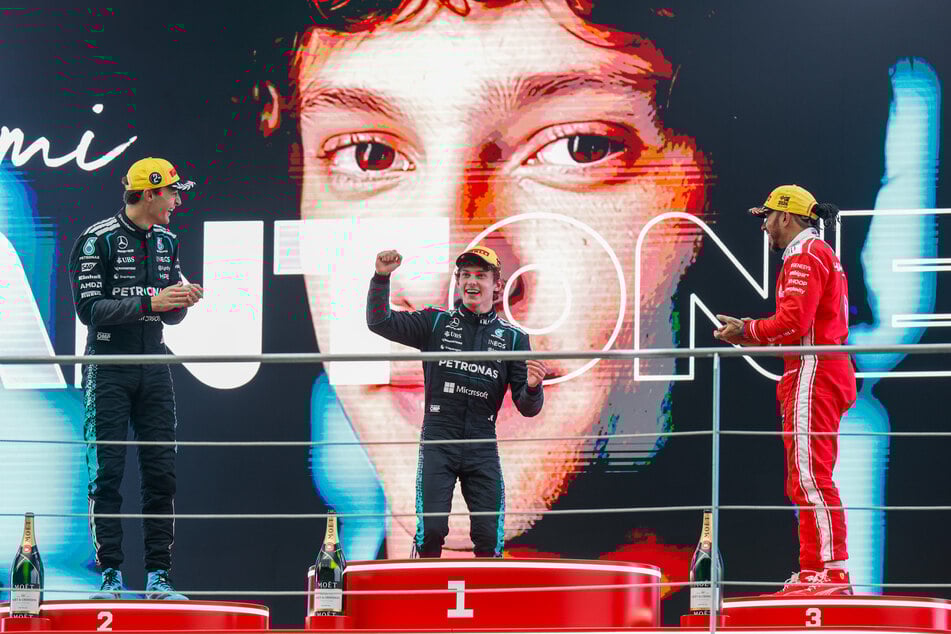 Kimi Antonelli (19, M.) bestieg das Podium bei seinem Premierensieg zwar freudig, aber auch verwirrt, nachdem er mit dem Namen eines anderen, längst zurückgetretenen Fahrers angekündigt worden war.