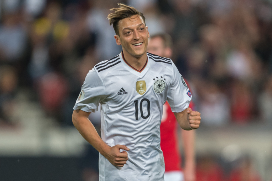 Mesut Özil (34) hat doch noch nicht genug und wird zumindest bis Saisonende weiterspielen.