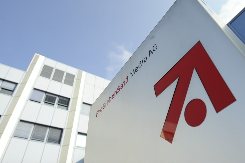 Das Konzern-Logo der ProSiebenSat.1 Media AG ist am Eingang zur Konzern-Zentrale in Unterföhring zu sehen.