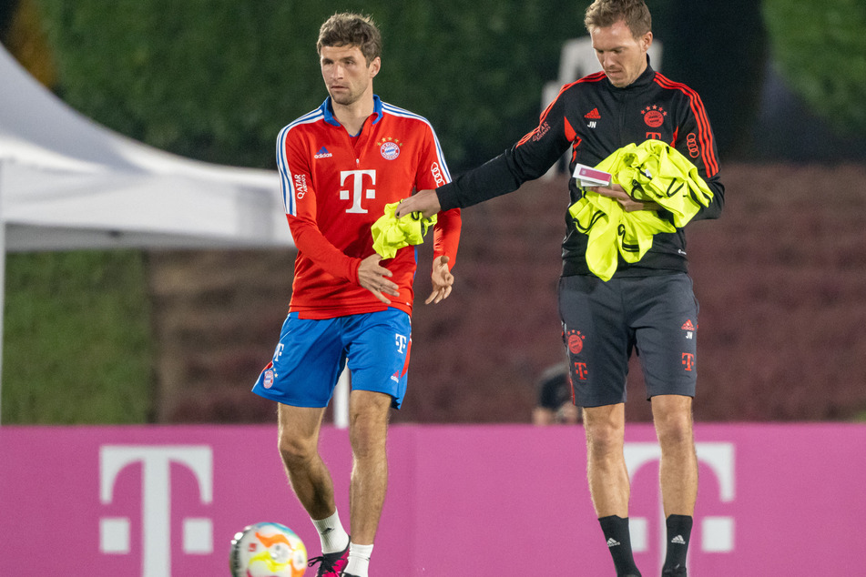 Trainer Julian Nagelsmann (35, r.) ist in der Wintervorbereitung des FC Bayern München bislang mit der Form von Thomas Müller (33) zufrieden.