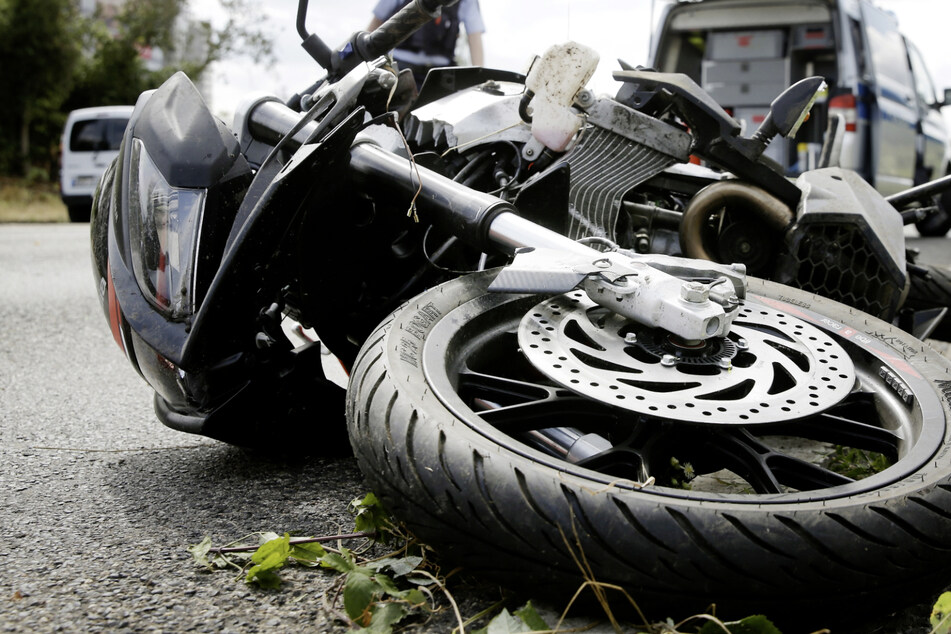 Schwerer Sturz: Für 45-jährigen Motorradfahrer kommt jede Hilfe zu spät