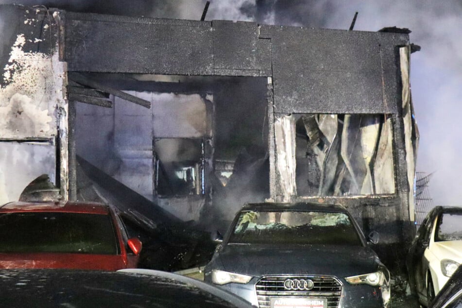 Brand in Autohaus: Großeinsatz der Feuerwehr - Hunderttausende Euro Schaden