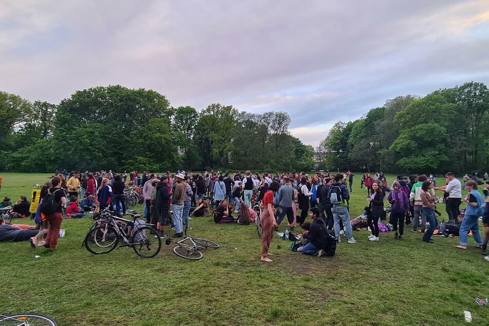 Im Treptower Park haben sich am Samstagabend rund 300 Menschen versammelt.