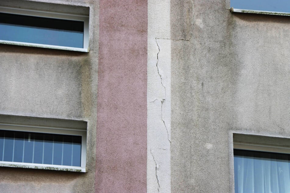 In der Fassade sind deutlich die großen Risse zu erkennen.