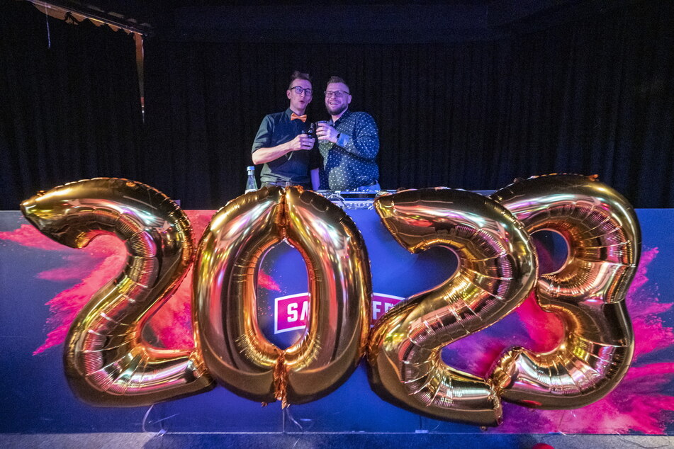 Marcus Müller (33) und DJ Maxx stießen mit vielen Gästen im Terminal 3/Pentagon auf das neue Jahr an.